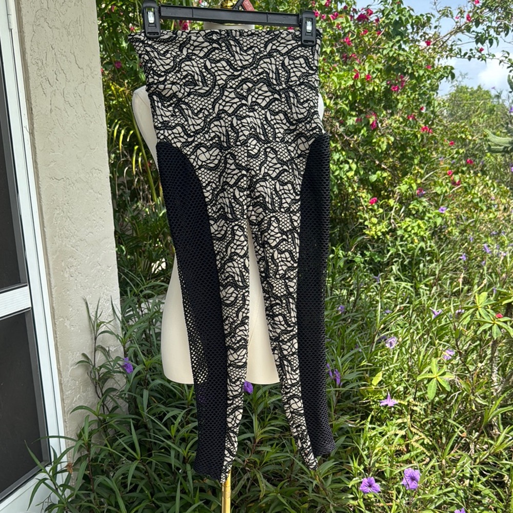 Stylish Black Lace Patterned Leggings